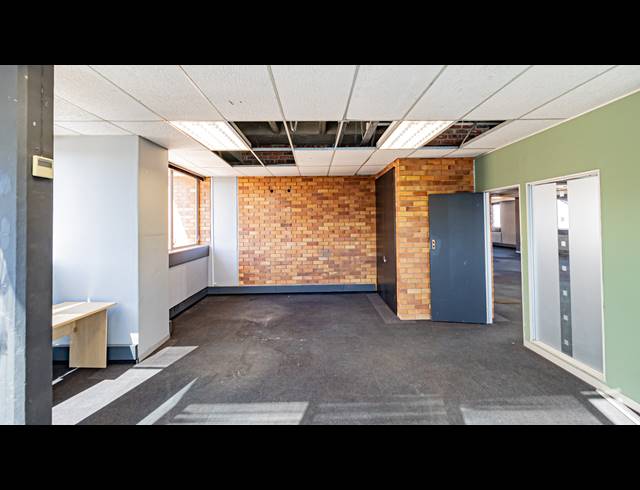1,100M² OFFICE TO LET IN FERNDALE